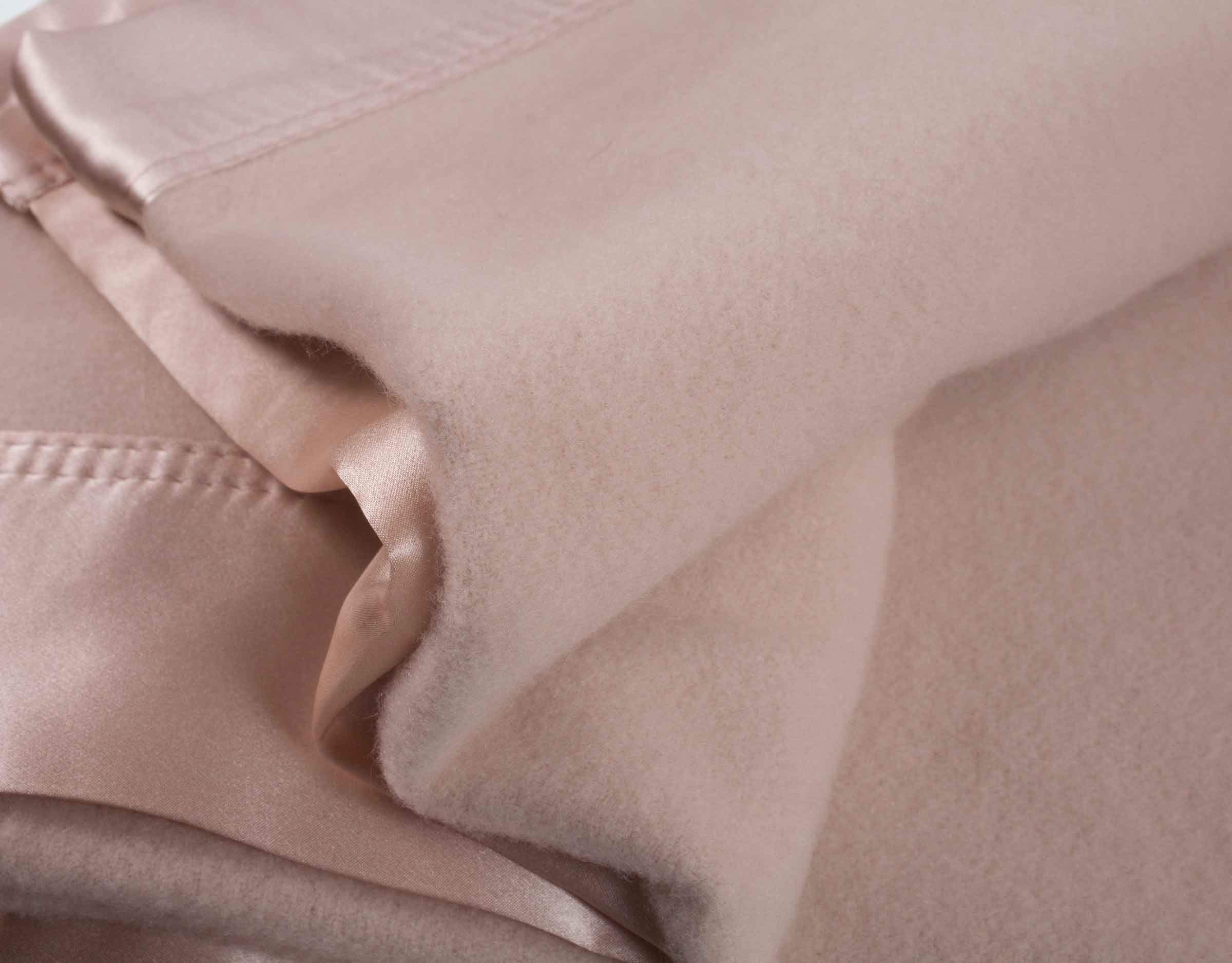 Atkinson Cashmere De Luxe Blanket (Photoshoot) - Image 4