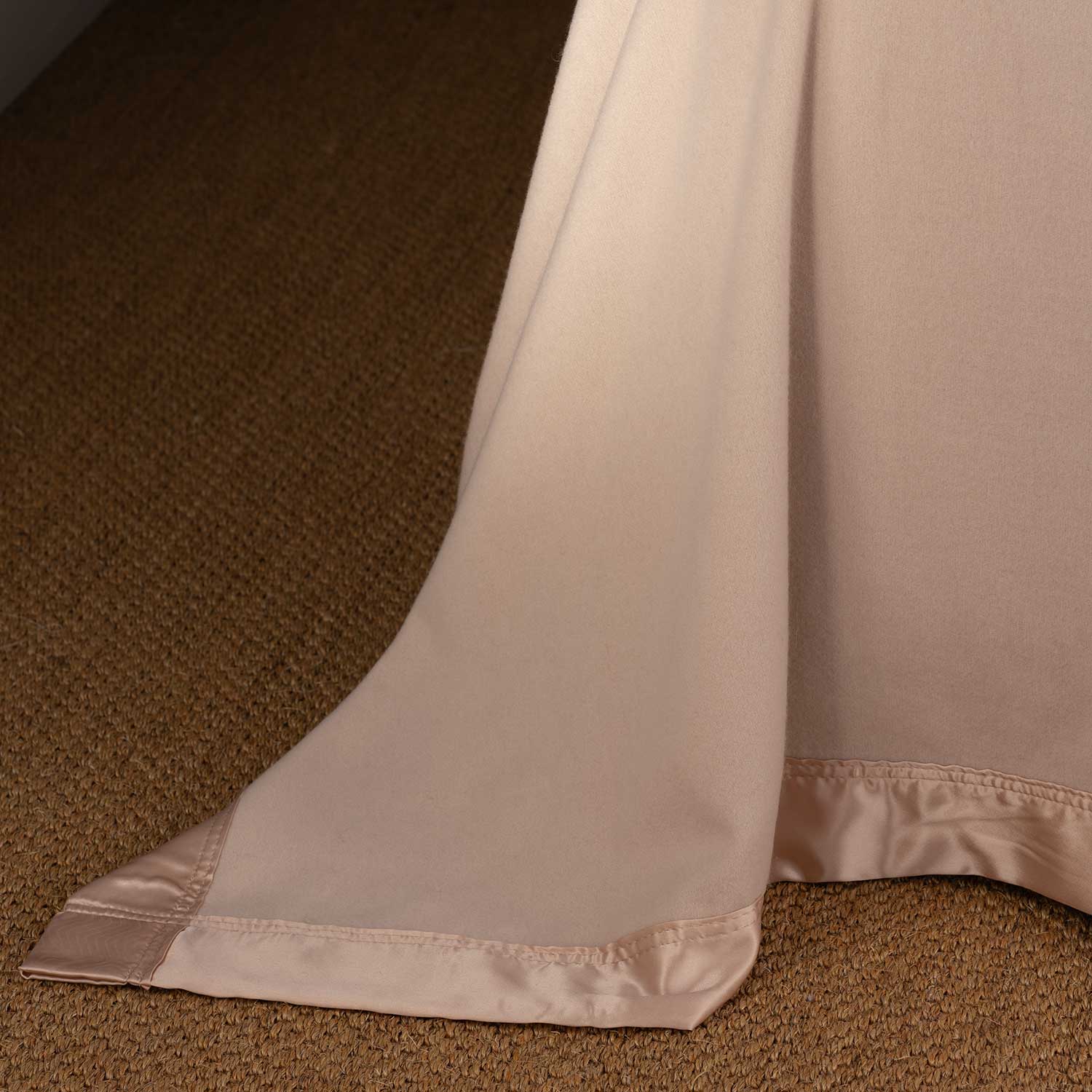 Atkinson Cashmere De Luxe Blanket - Image 4