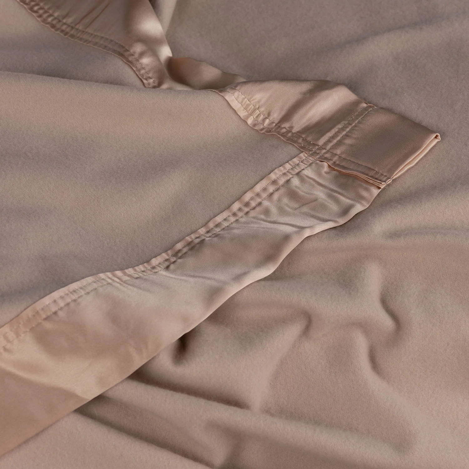 Atkinson Cashmere De Luxe Blanket - Image 5