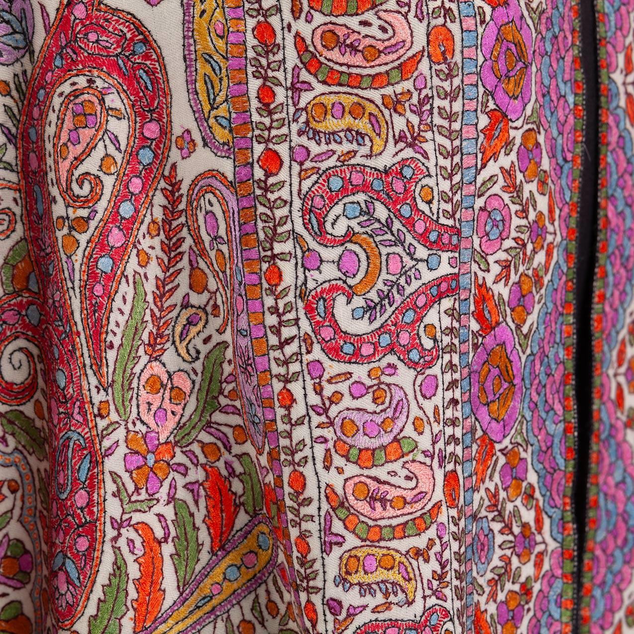 Hand Embroidered Jamawar Pashmina ' Tajmahal-The White Crown' - Image 9